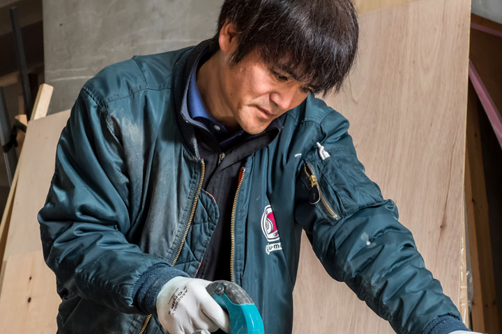 仕事中の鈴木の写真